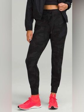 lululemon women’s black /gray camo Heritage Camo 365 Deep Coal Multi jogger